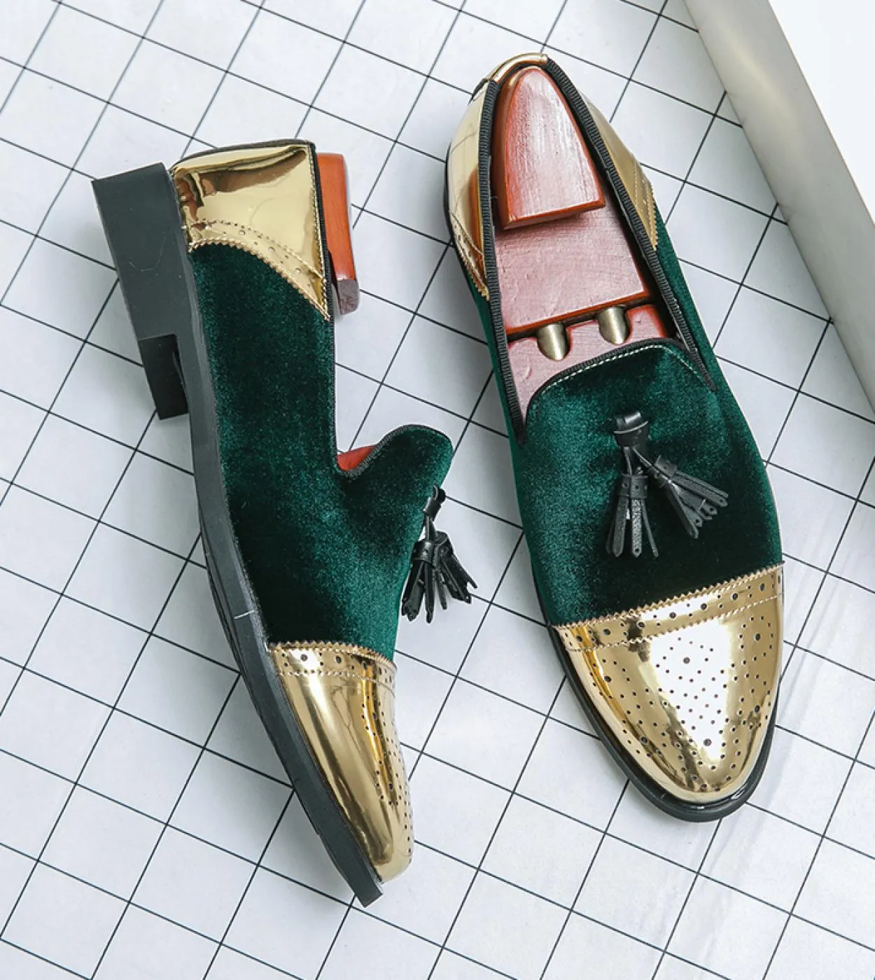 Scarpe casual da uomo in pelle lucida Tendenza moda Mocassini da uomo Personalità Mocassini Traspirante Slip On Colori misti Gui