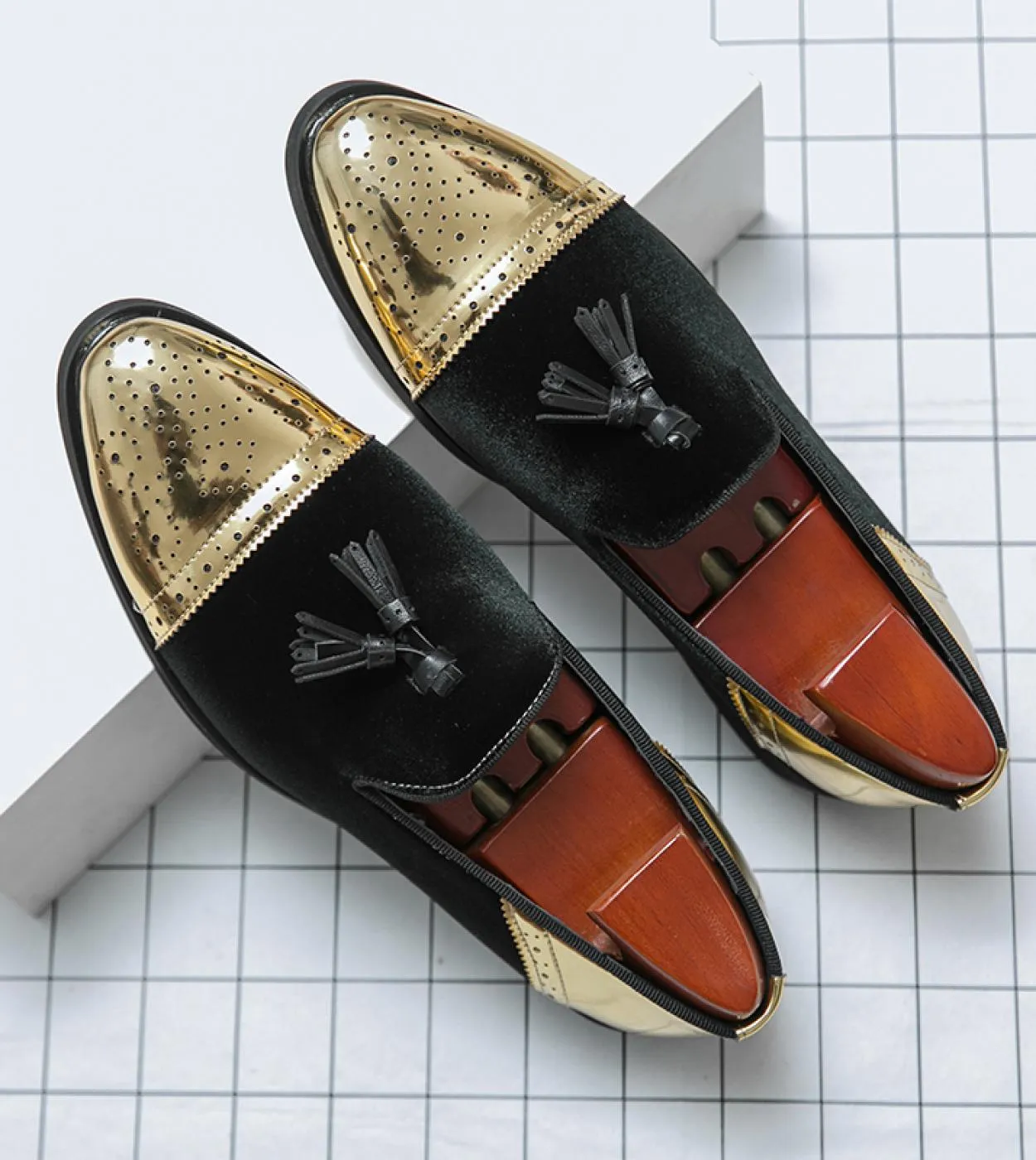 Scarpe casual da uomo in pelle lucida Tendenza moda Mocassini da uomo Personalità Mocassini Traspirante Slip On Colori misti Gui