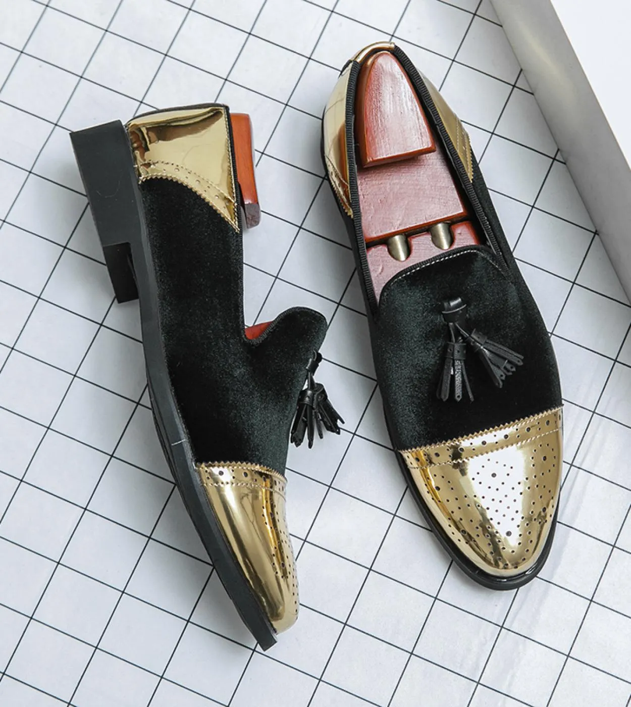 Scarpe casual da uomo in pelle lucida Tendenza moda Mocassini da uomo Personalità Mocassini Traspirante Slip On Colori misti Gui
