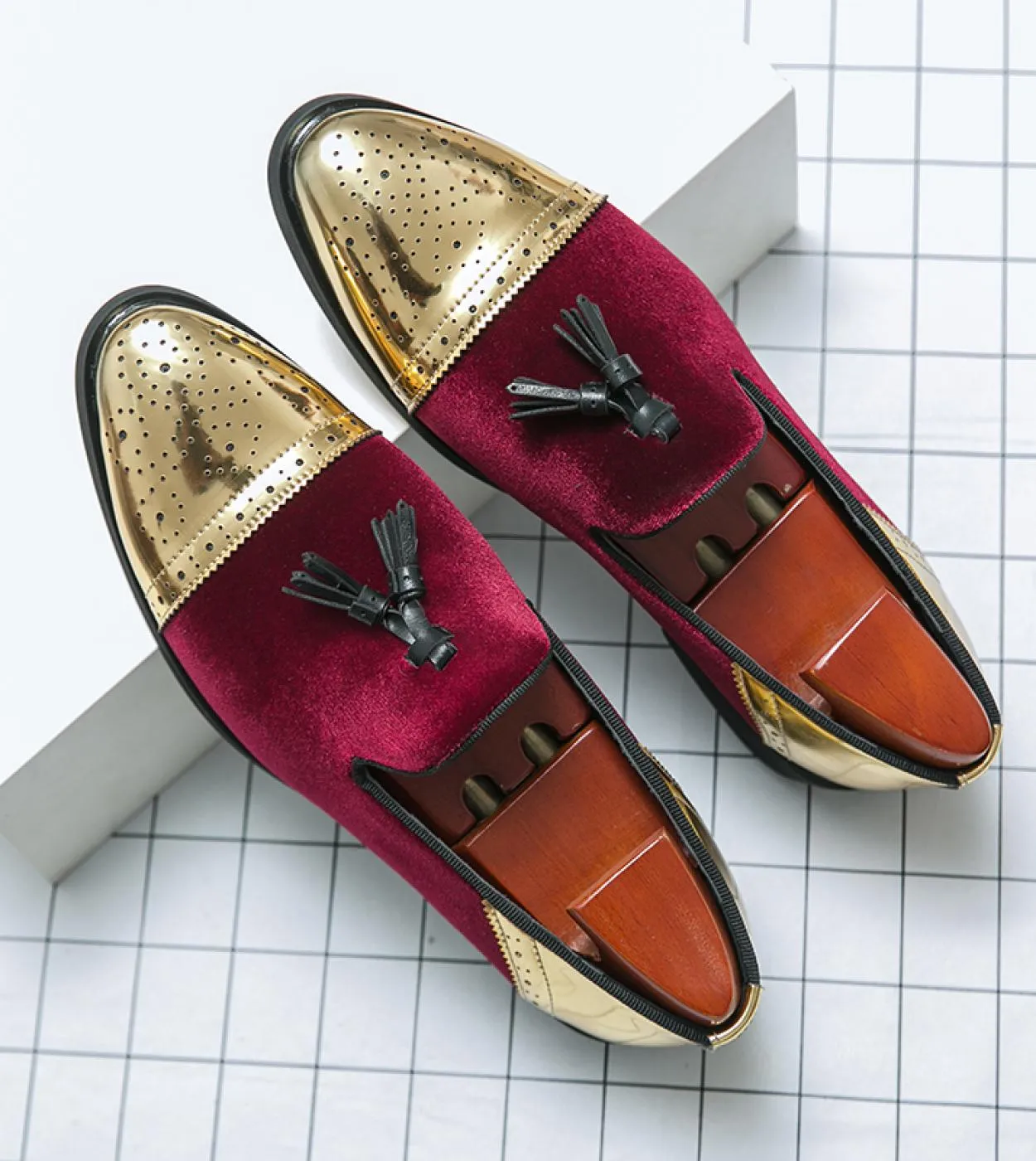 Scarpe casual da uomo in pelle lucida Tendenza moda Mocassini da uomo Personalità Mocassini Traspirante Slip On Colori misti Gui
