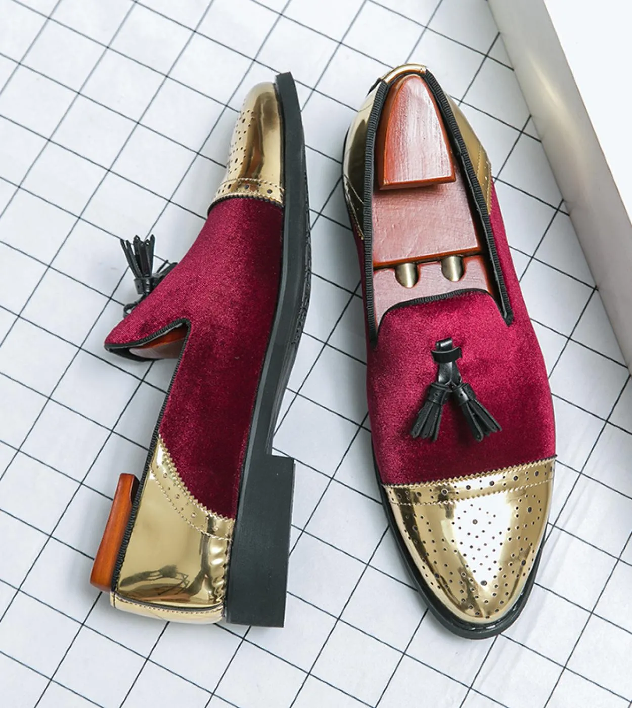 Scarpe casual da uomo in pelle lucida Tendenza moda Mocassini da uomo Personalità Mocassini Traspirante Slip On Colori misti Gui