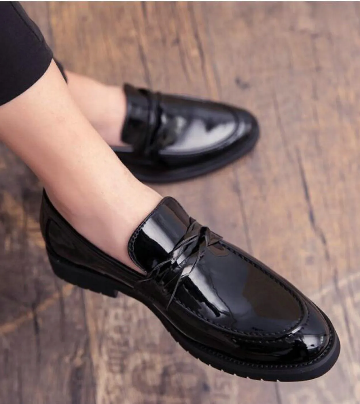 Scarpe da uomo a punta brogue britanniche Nuove scarpe da sposa nere bianche Scarpe da uomo eleganti in pelle da uomo