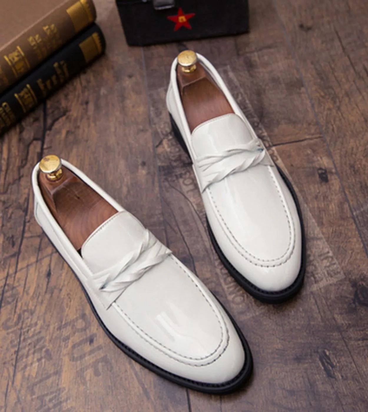 Scarpe da uomo a punta brogue britanniche Nuove scarpe da sposa nere bianche Scarpe da uomo eleganti in pelle da uomo