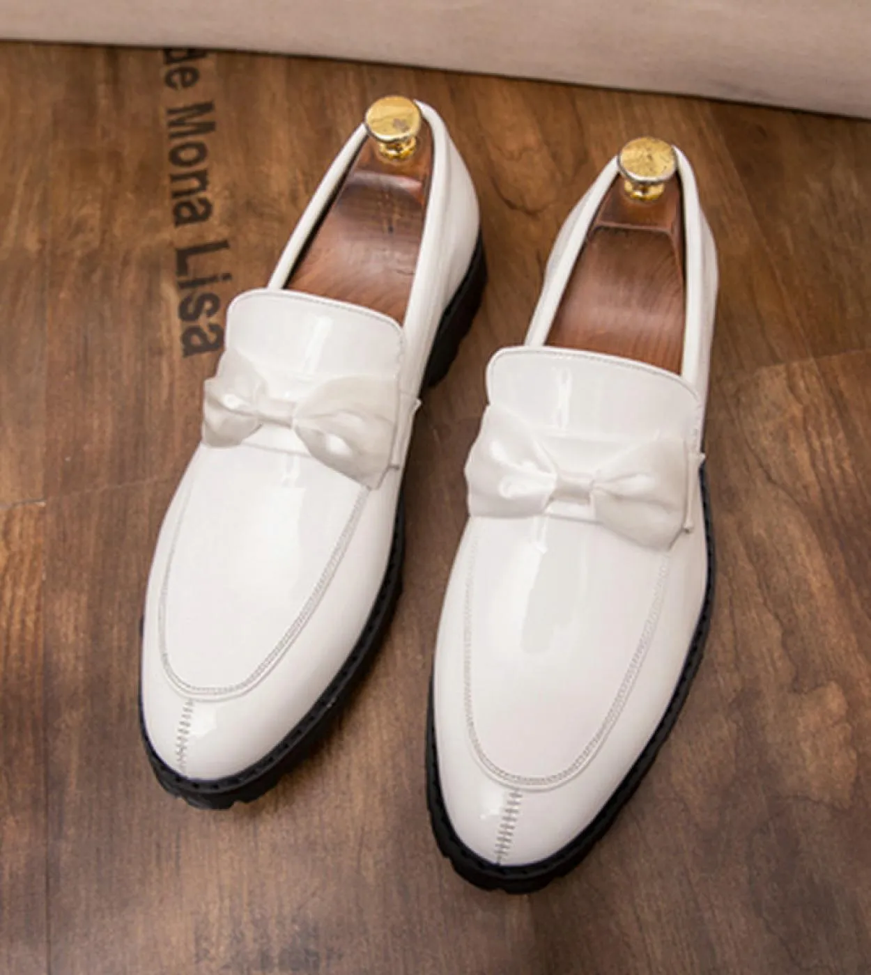 Scarpe da uomo a punta brogue britanniche Nuove scarpe da sposa nere bianche Scarpe da uomo eleganti in pelle da uomo