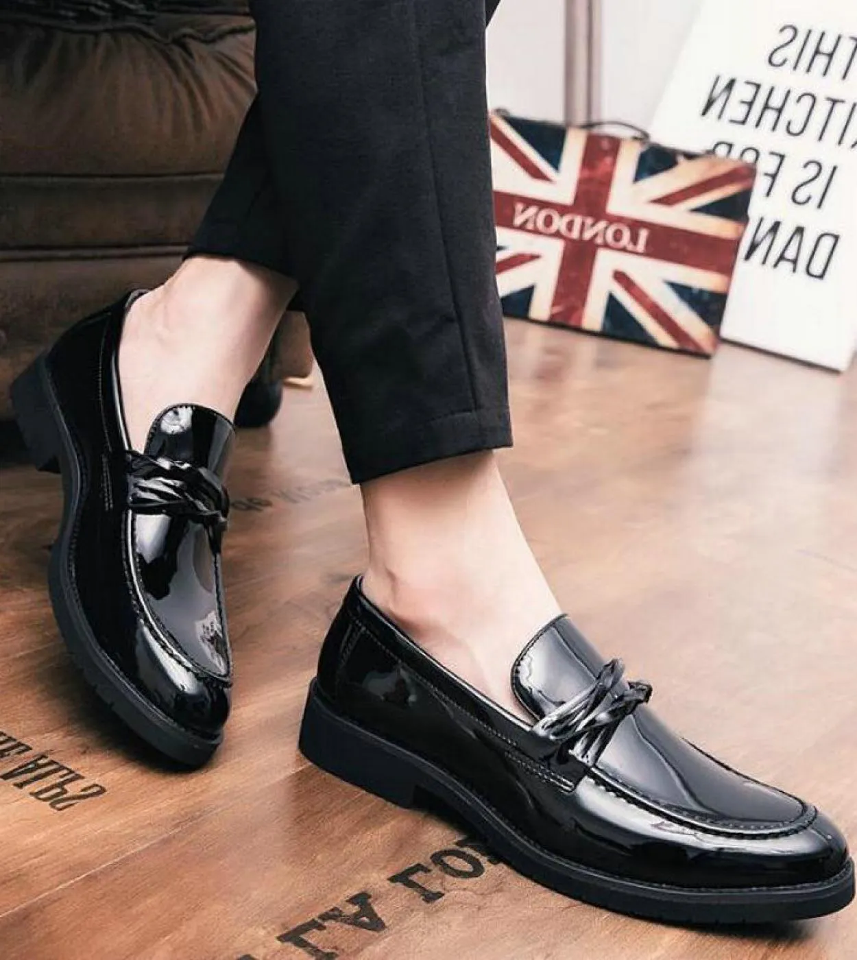 Scarpe da uomo a punta brogue britanniche Nuove scarpe da sposa nere bianche Scarpe da uomo eleganti in pelle da uomo