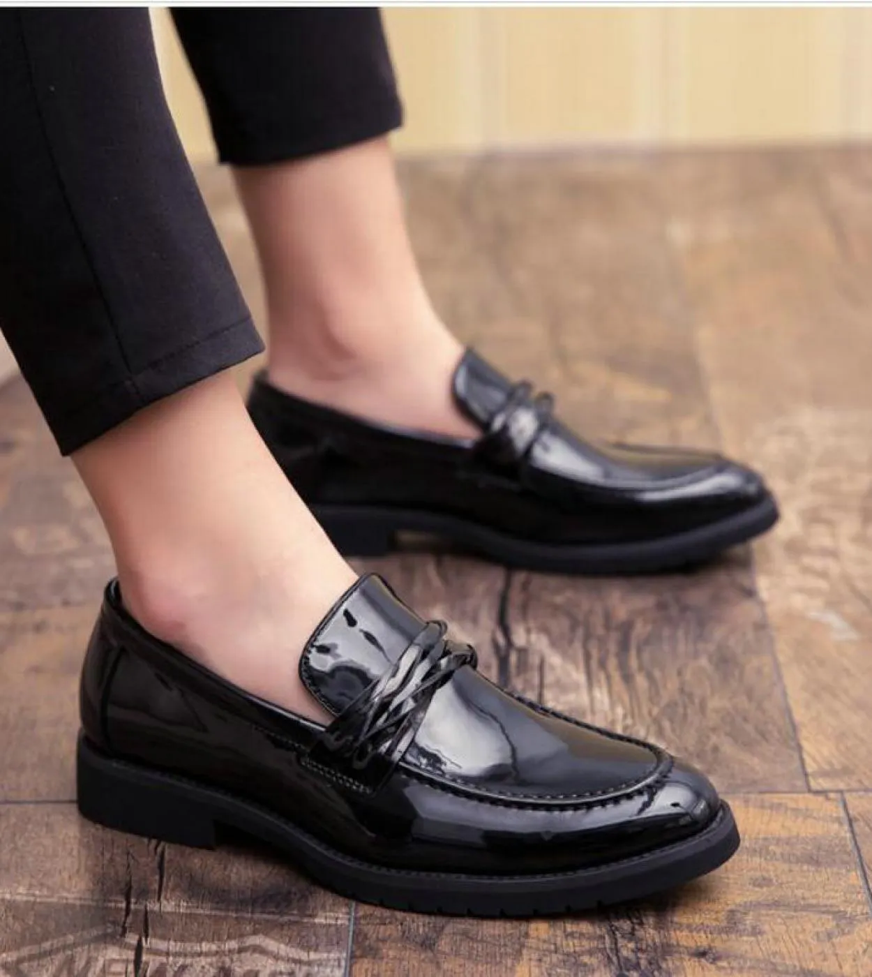 Scarpe da uomo a punta brogue britanniche Nuove scarpe da sposa nere bianche Scarpe da uomo eleganti in pelle da uomo