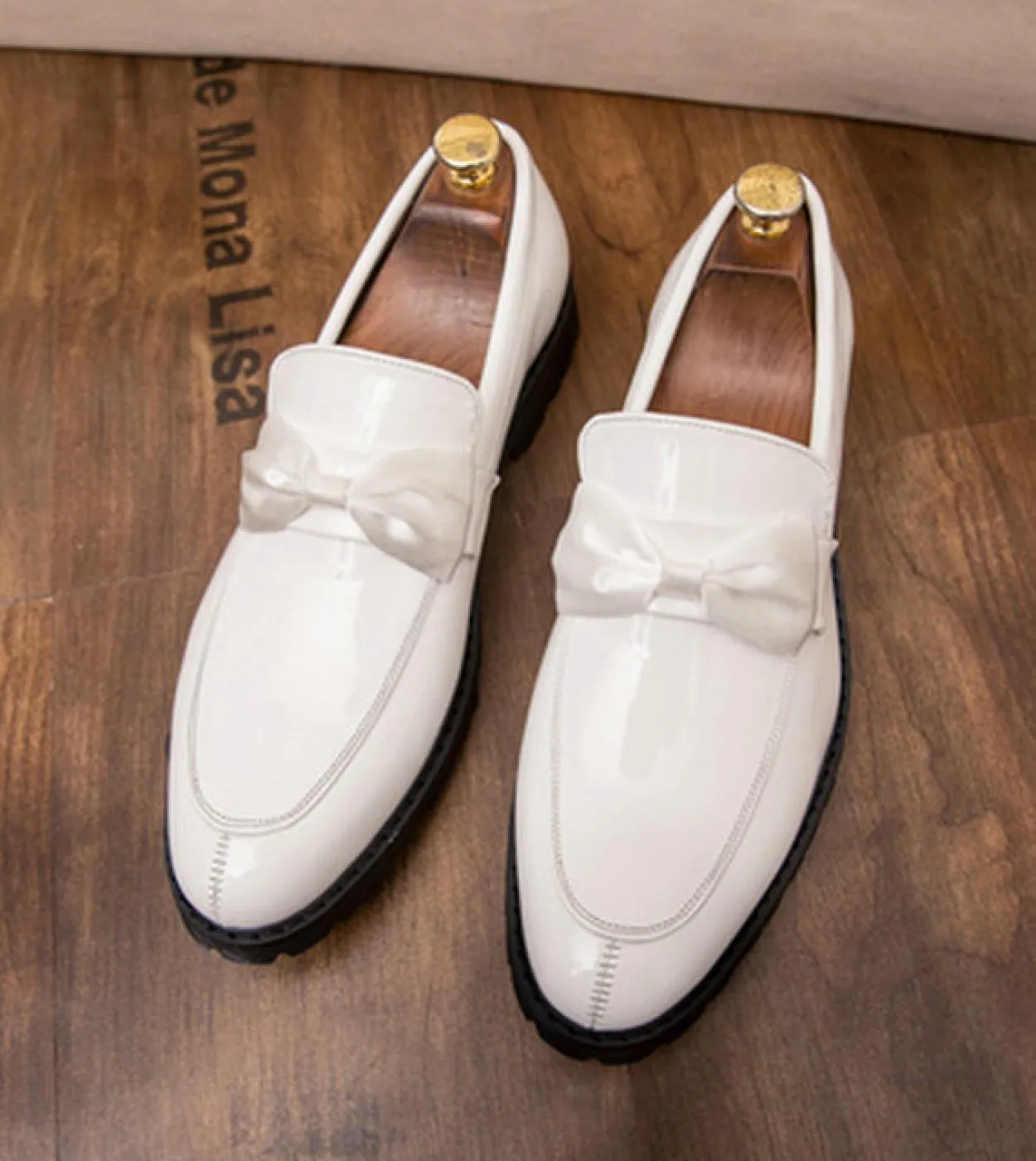 Scarpe da uomo a punta brogue britanniche Nuove scarpe da sposa nere bianche Scarpe da uomo eleganti in pelle da uomo