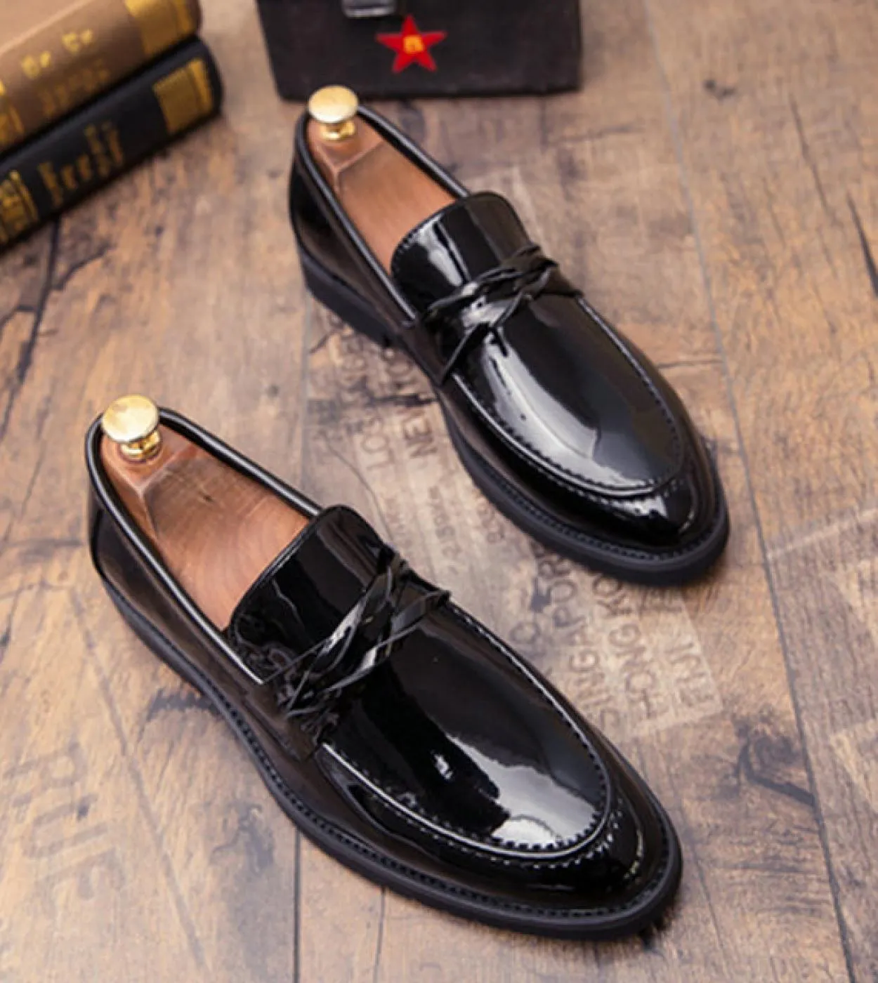 Scarpe da uomo a punta brogue britanniche Nuove scarpe da sposa nere bianche Scarpe da uomo eleganti in pelle da uomo