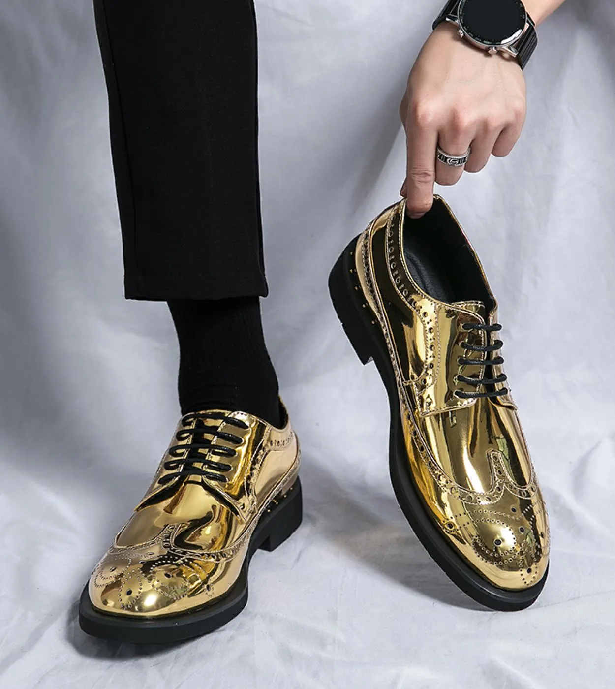 Scarpe eleganti da uomo Moda di alta qualità Scarpe formali da uomo daffari comode Scarpe lucide da uomo brogue Gold Gentleman