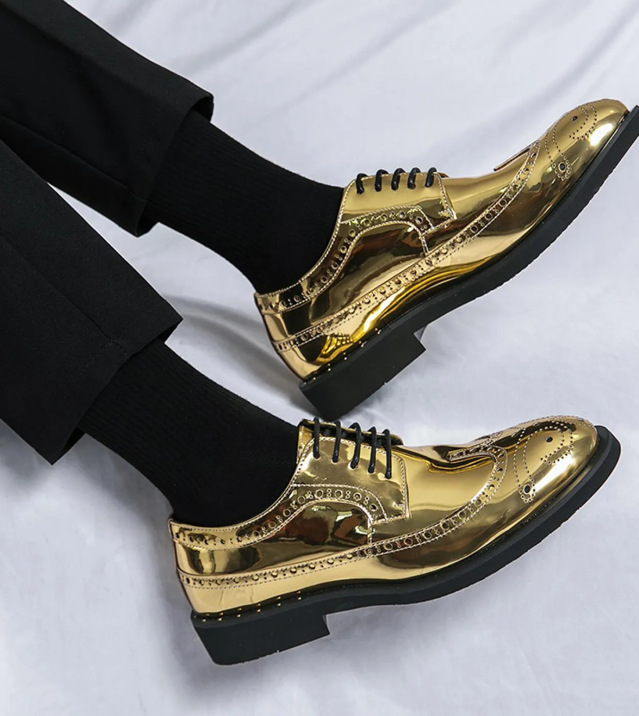 Scarpe eleganti da uomo Moda di alta qualità Scarpe formali da uomo daffari comode Scarpe lucide da uomo brogue Gold Gentleman