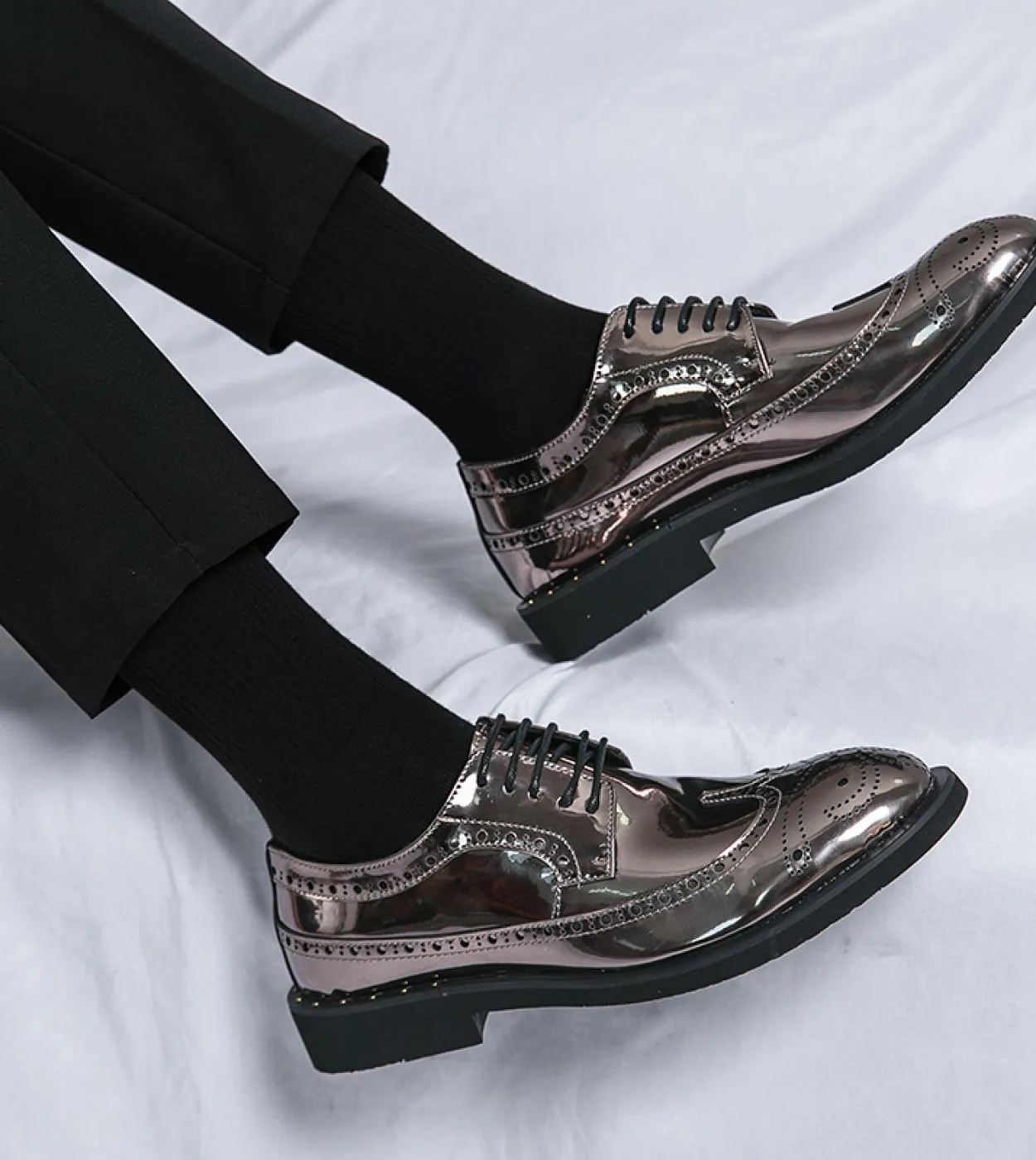 Scarpe eleganti da uomo Moda di alta qualità Scarpe formali da uomo daffari comode Scarpe lucide da uomo brogue Gold Gentleman