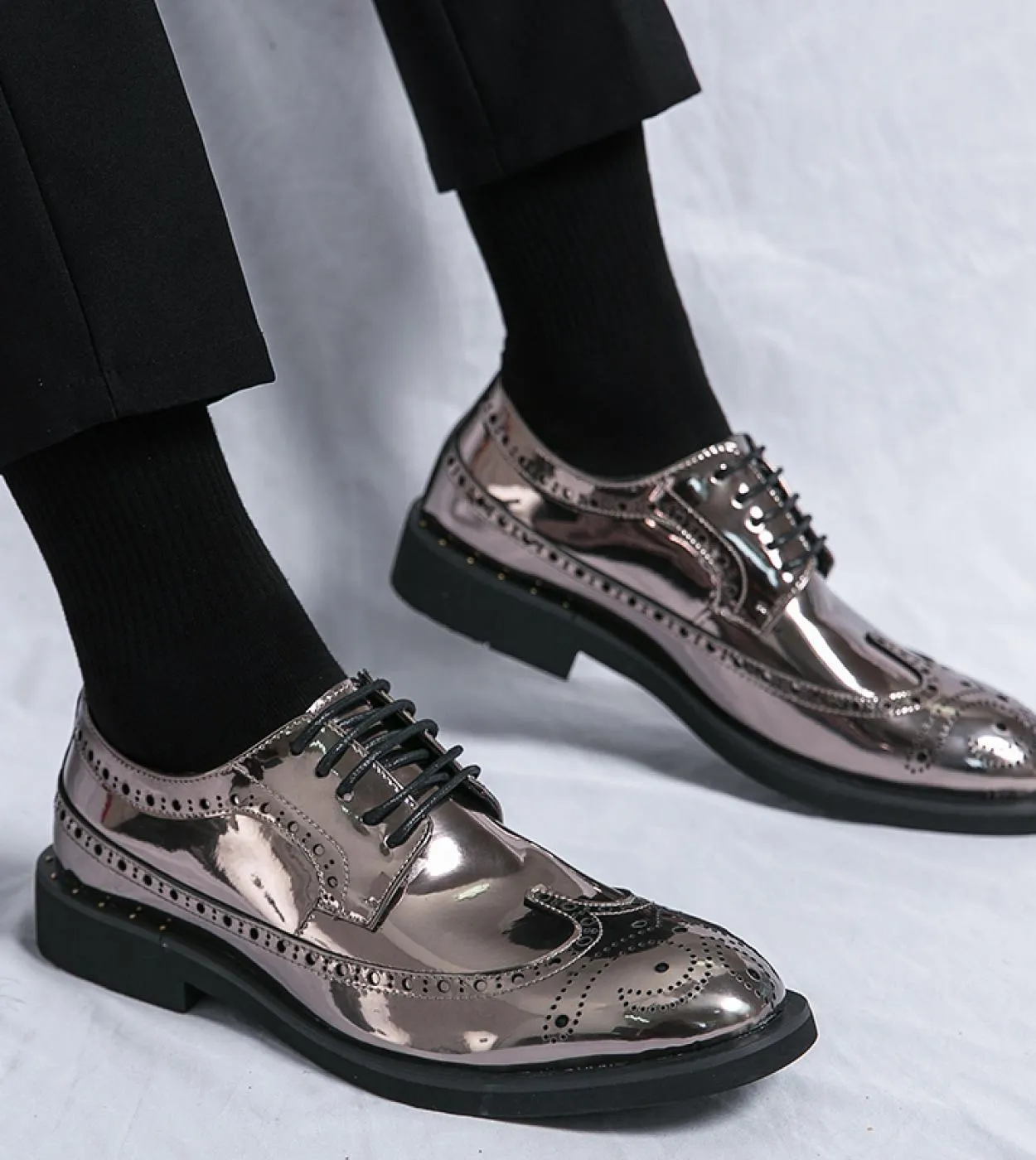 Scarpe eleganti da uomo Moda di alta qualità Scarpe formali da uomo daffari comode Scarpe lucide da uomo brogue Gold Gentleman