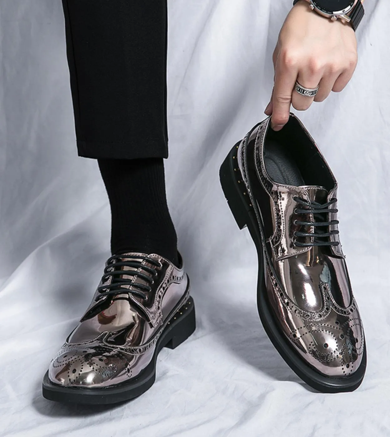 Scarpe eleganti da uomo Moda di alta qualità Scarpe formali da uomo daffari comode Scarpe lucide da uomo brogue Gold Gentleman