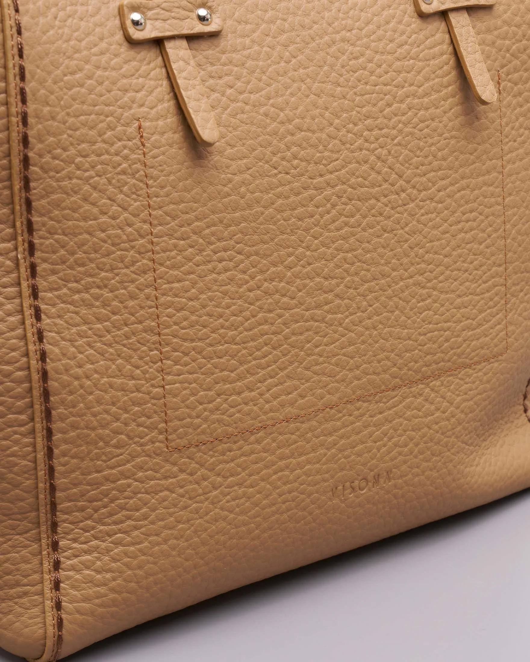 Shopping bag color cammello in pelle martellata con impunture a contrasto
