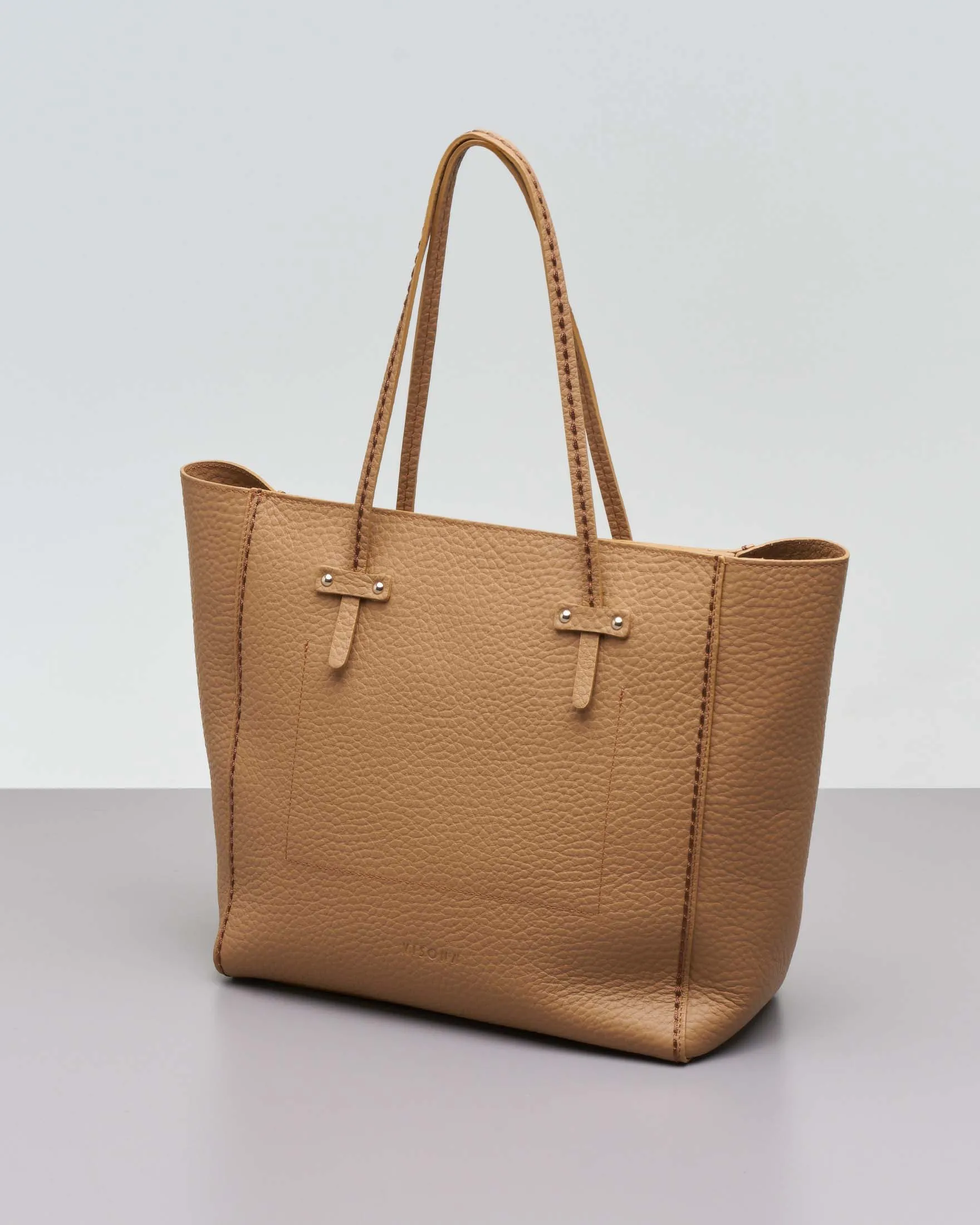 Shopping bag color cammello in pelle martellata con impunture a contrasto