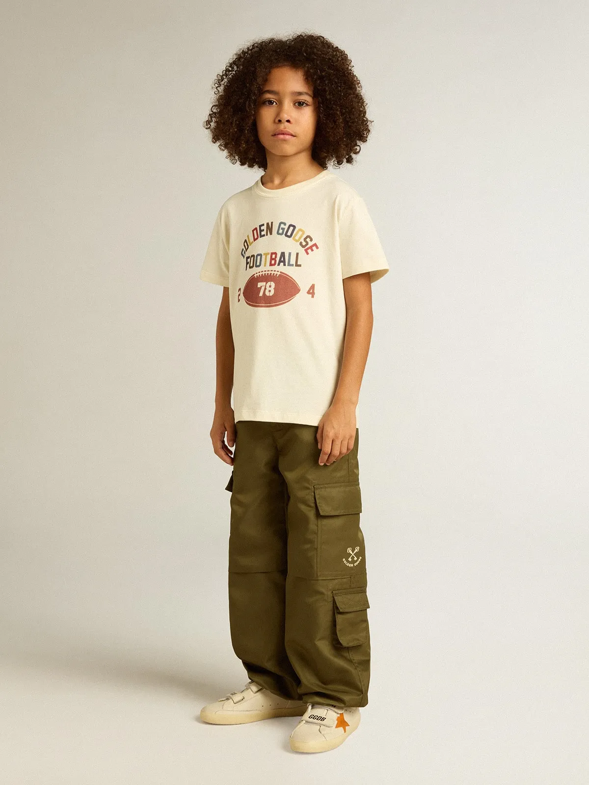 T-shirt da bambino color bianco vissuto con scritta multicolor
