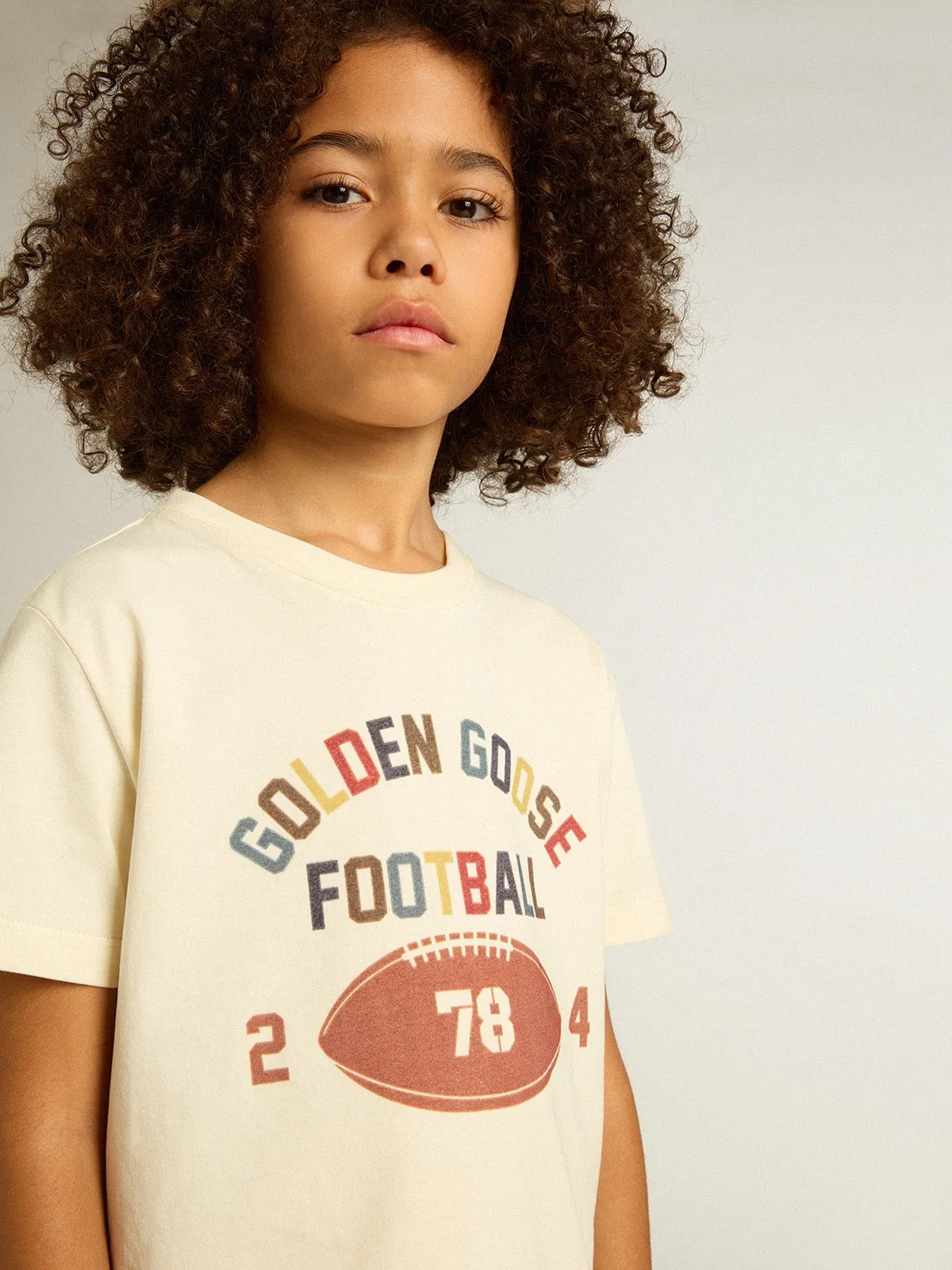 T-shirt da bambino color bianco vissuto con scritta multicolor