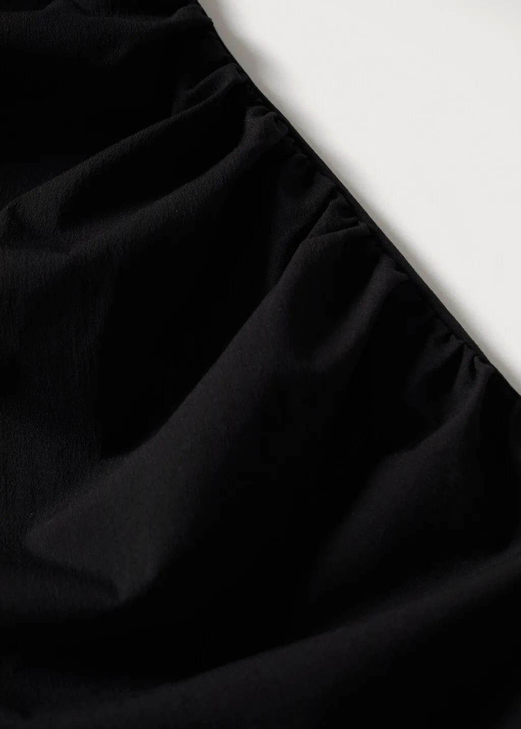 Vestito increspato spacco